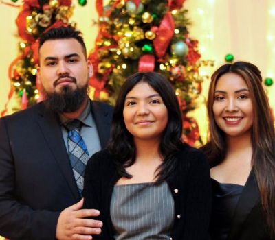 Cotillionstudents sitting at the diner table.